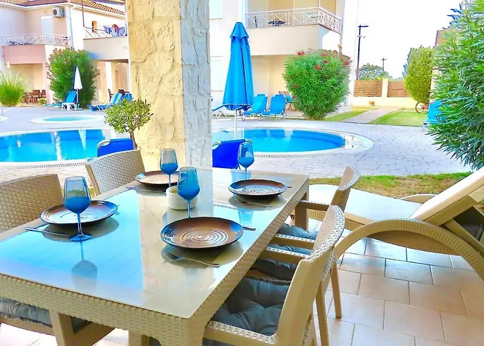 Phoebes Place At Court, 2 Bedroom With A Shared Pool Kalamákion