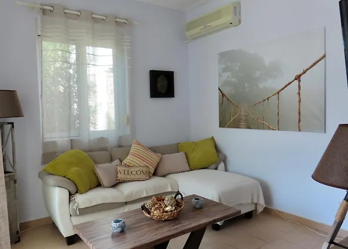 Phoebes Place At Court, 2 Bedroom With A Shared Pool Kalamákion