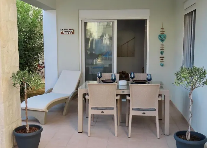 Phoebes Place At Court, 2 Bedroom With A Shared Pool