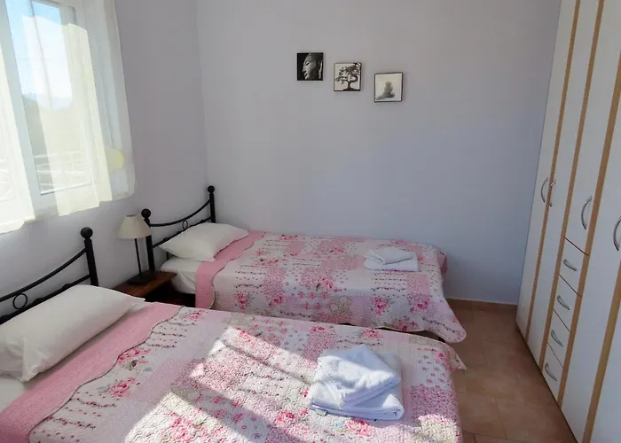 Phoebes Place At Court, 2 Bedroom With A Shared Pool