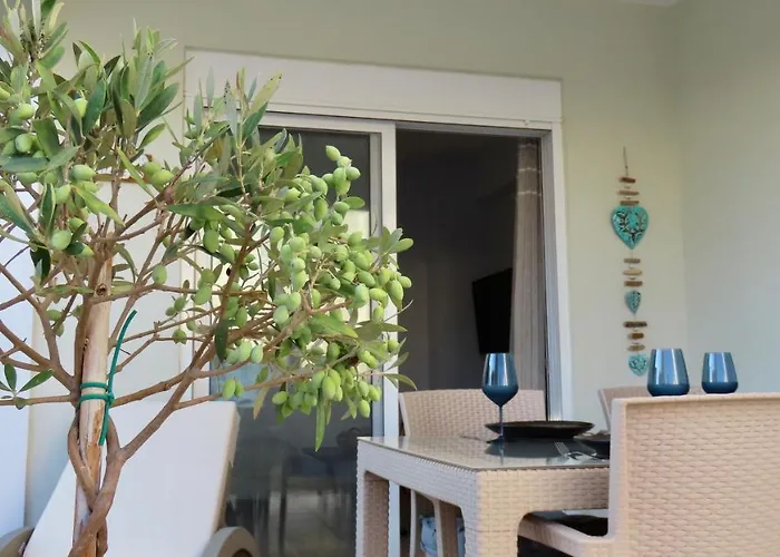 Phoebes Place At Court, 2 Bedroom With A Shared Pool Kalamákion