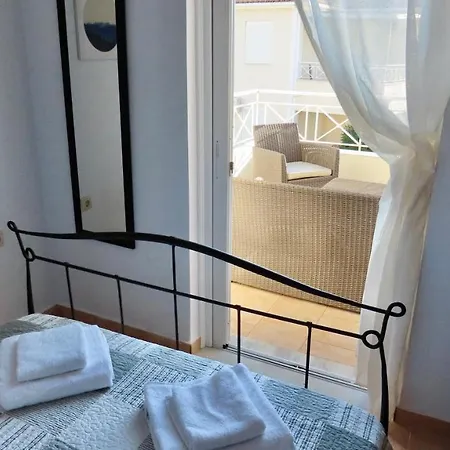 בית נופש Phoebes Place At Court, 2 Bedroom With A Shared Pool Kalamákion