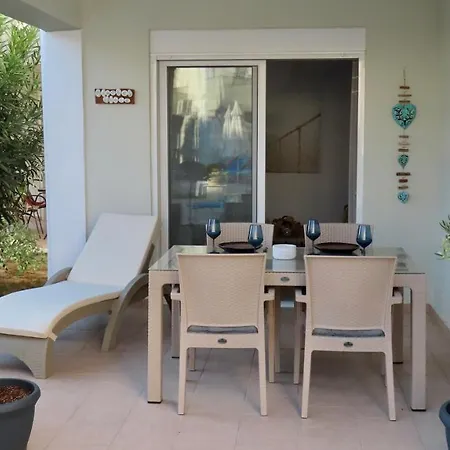 Phoebes Place At Court, 2 Bedroom With A Shared Pool