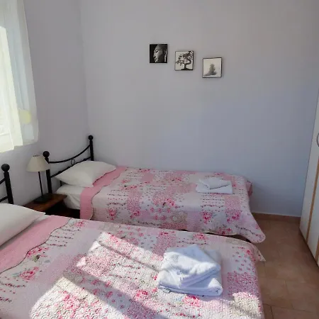Phoebes Place At Court, 2 Bedroom With A Shared Pool