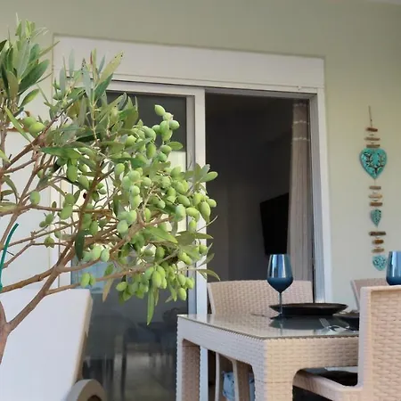 Phoebes Place At Court, 2 Bedroom With A Shared Pool Kalamákion