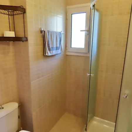 Phoebes Place At Court, 2 Bedroom With A Shared Pool