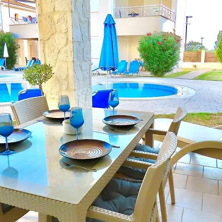 Phoebes Place At Court, 2 Bedroom With A Shared Pool Kalamákion