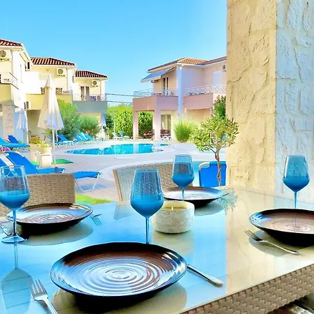 Phoebes Place At Court, 2 Bedroom With A Shared Pool בית נופש