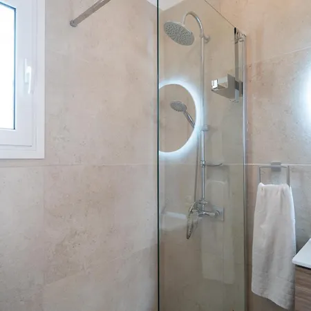 Phoebes Place At Court, 2 Bedroom With A Shared Pool - Fully Refurbished For 2026 度假居 *