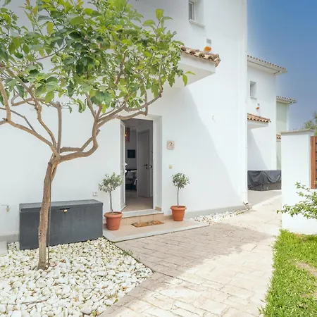 Phoebes Place At Court, 2 Bedroom With A Shared Pool - Fully Refurbished For 2026