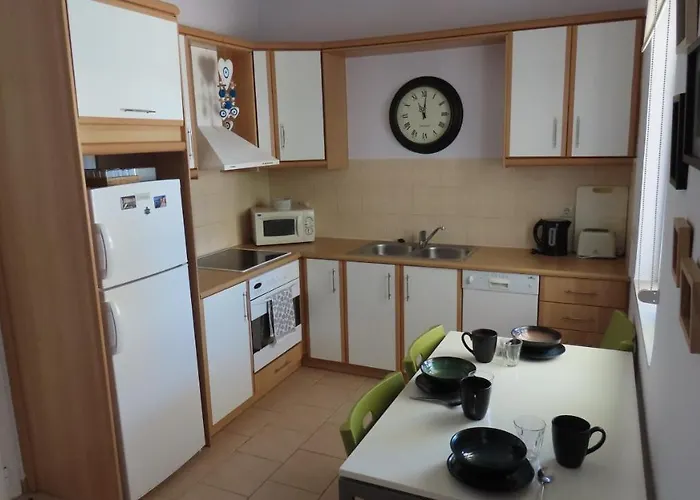 Phoebes Place At Court, 2 Bedroom With A Shared Pool Hébergement de vacances Kalamákion