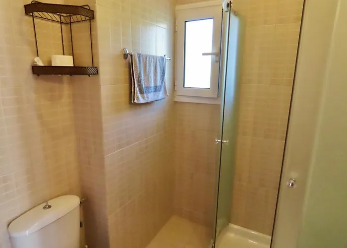 Phoebes Place At Court, 2 Bedroom With A Shared Pool